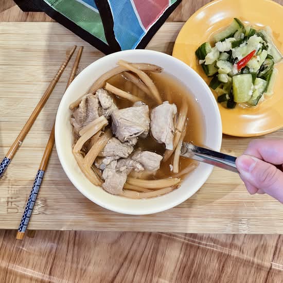 金針花排骨湯Pork Ribs with Lily Flower Soup / Soupe de côtes de porc aux fleurs de lys